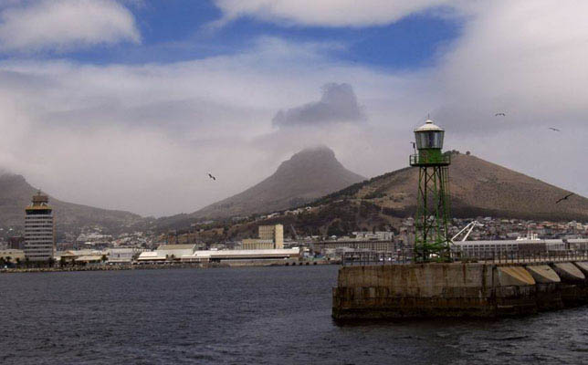 Cape Town harbour breakwater - Copyright 2008 D.Brotherston