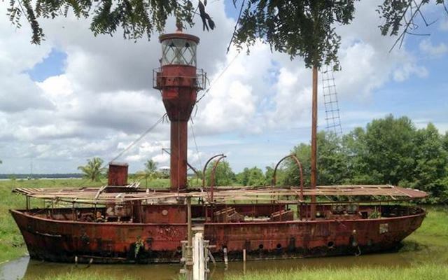 Lightship Suriname Rivier - Copyright 2014 