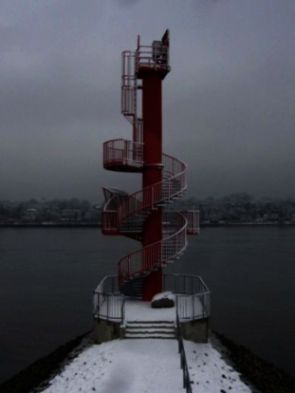 Finkenwerder Beacon in Winter close up - Copyright 2009 Rudolf DL1AAY